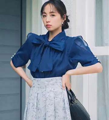 SWINGLE 반팔 레이스 리본 보타이 시어 블라우스