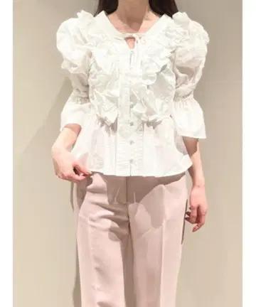 snidel 데콜테 슬릿 프릴 블라우스