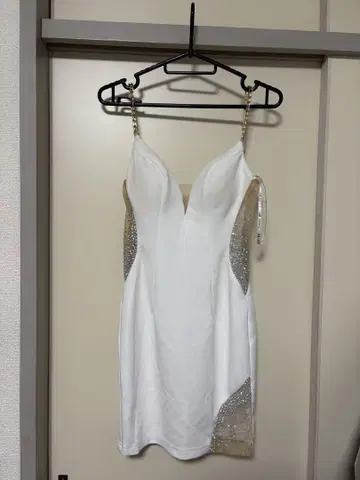 화이트 비쥬 부착 드레스