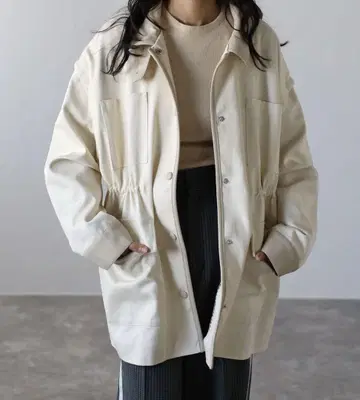 COMMRE 화이트 멀티 웨이 인조 가죽 파이핑 자켓