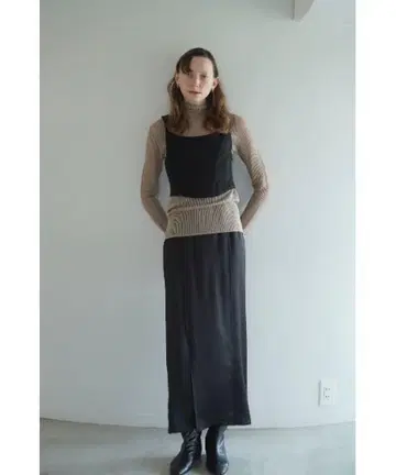 CLANE SATIN SLIT SKIRT