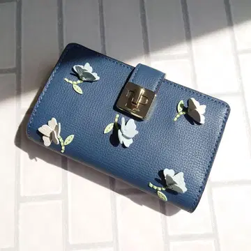 kate spade 피비 플로럴 아플리케 2단 접이식 지갑 KK250