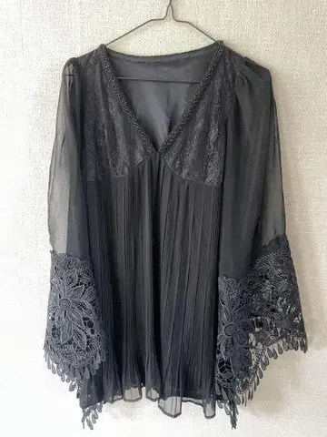 DURAS V넥 레이스 플리츠 긴팔 블라우스 F
