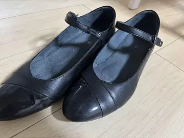 블랙 가죽 플랫슈즈 스트랩 포함