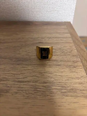 골드 컬러 H 모노그램 반지