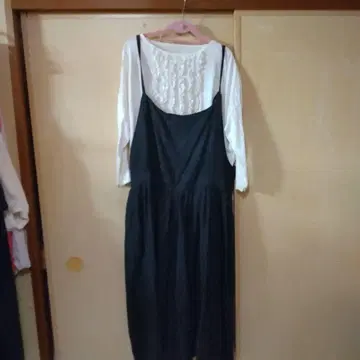 KFG 양재점 프릴 장식 화이트 상의와 블랙 살로펫
