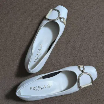 FRESCA 화이트 디자인 펌프스 22.5cm 미사용품