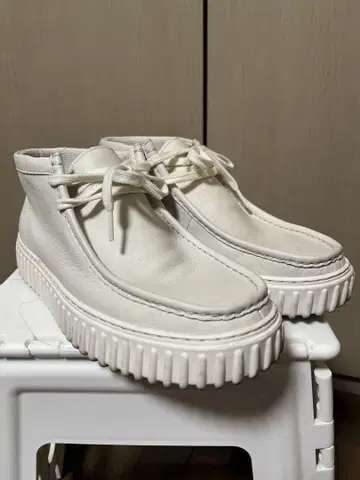 Clarks 화이트 가죽 하이컷 스니커즈