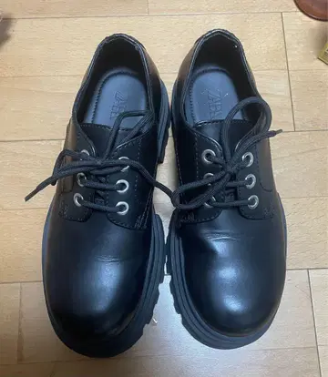 ZARA 블랙 레이스업 슈즈 40