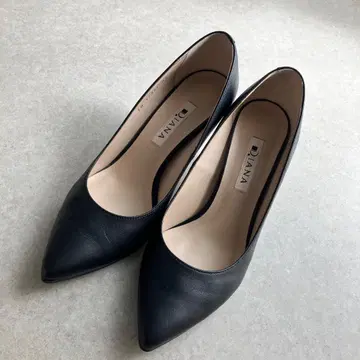 DIANA 블랙 플레인 펌프스 EM17247