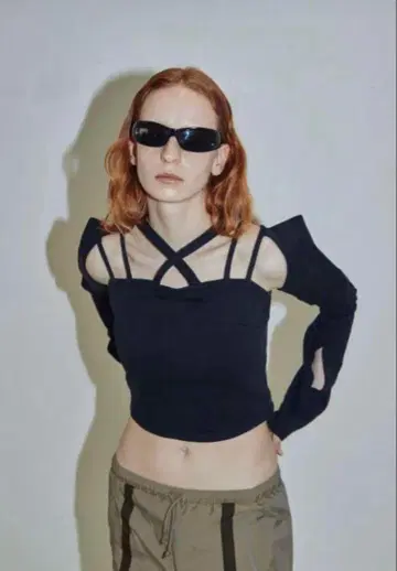 VIAVANDA POINTAIL CROSS TOP