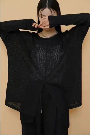시안 도쿄 튤 콤비 프론트 슬릿 상의 티셔츠