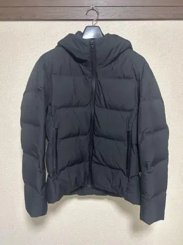 UNIQLO 후드 부착 블랙 심리스 다운 자켓