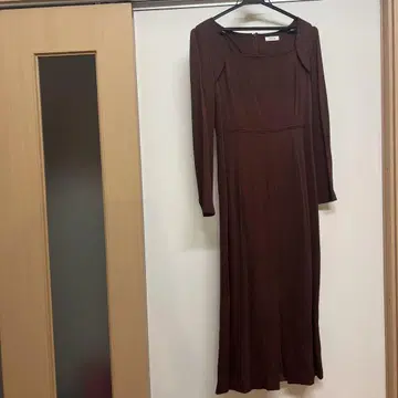 브라운 긴팔 스퀘어넥 롱 원피스