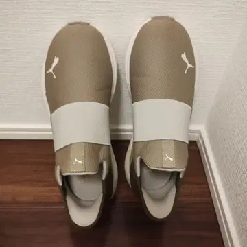 PUMA 슬립온 스니커즈 베이지/화이트