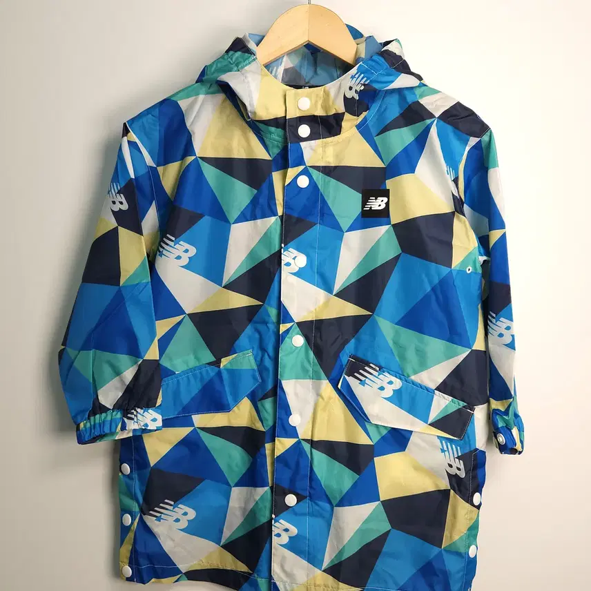 NB ニューバランス キッズパターン防水コート（130）