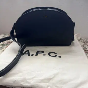 A.P.C. 블랙 가죽 숄더백