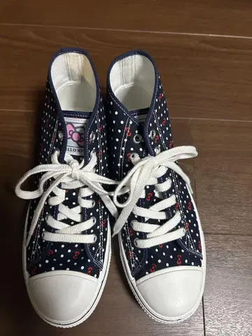 헬로키티 도트 디자인 스니커즈 24.5cm