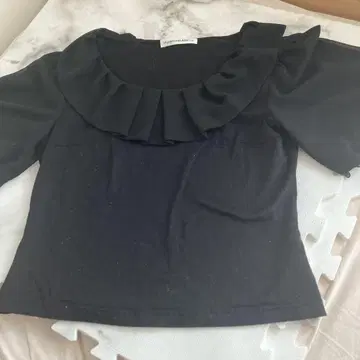엠프리미어 블랙 프릴 장식 블랙 반팔 상의