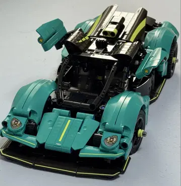 LEGO 테크닉 Aston Martin Valkyrie (조립 완료)