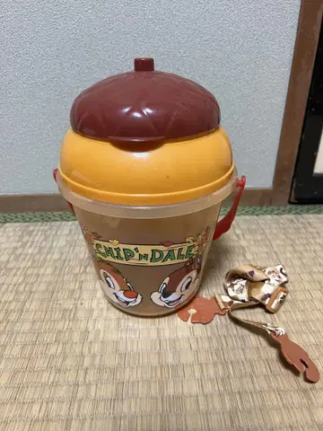 칩과 데일 덮개 달린 양동이