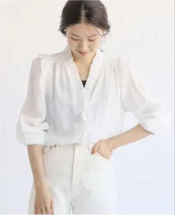 IENA 코튼 슈링크 프릴 블라우스 화이트
