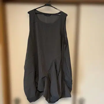 모유루 슬리브리스 튜닉 블랙