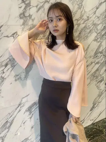[새상품급] 아지메 넥 새틴 블라우스 코랄 아뉴앙스