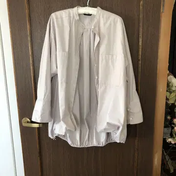 연한 그레이 버튼 업 긴팔 셔츠