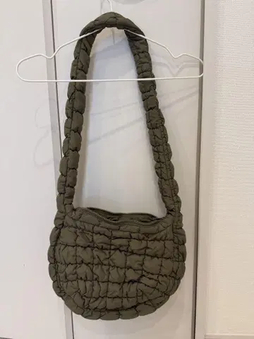 COS 퀼트 메신저 백 카키 그린