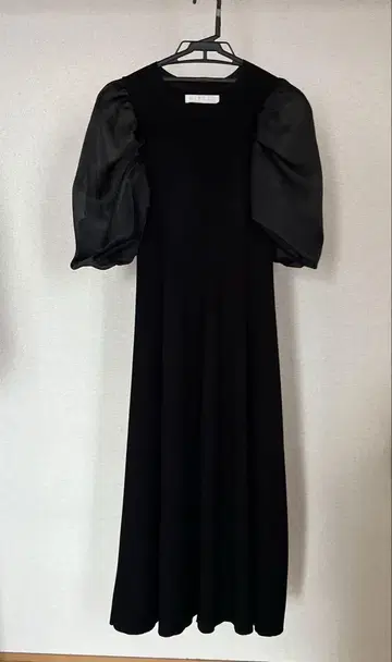 RIELLE 블랙 퍼프 슬리브 롱 드레스