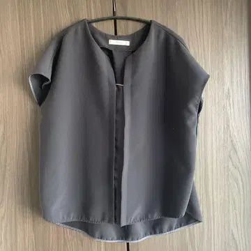 새상품급 TONAL 더블 크로스 프론트 절개 슬리브리스 블라우스 M