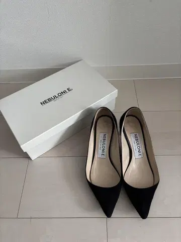 네브로니 스웨이드 블랙 펌프스