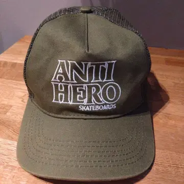 ANTI HERO 트래커 캡 올리브
