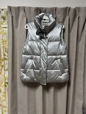 미사용급 GAP 실버 PRIMALOFT 다운 베스트