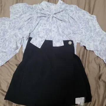 택 포함 미사용 NICE CLAUP 꽃무늬 상의