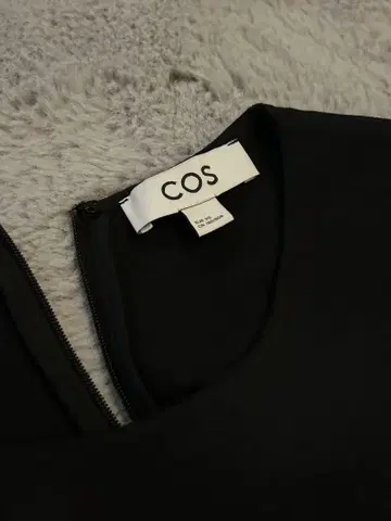 COS 블랙 슬리브리스 원피스