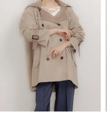베이지 더블 브레스트 트렌치코트
