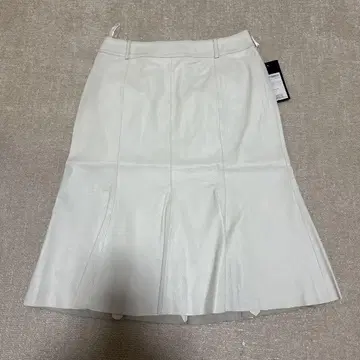 화이트 가죽 플레어 스커트