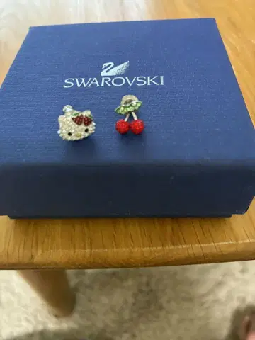 스와로브스키 기간 한정 키티 귀걸이