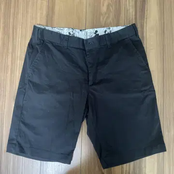 미키마우스 패턴 안쪽의 블랙 팬츠