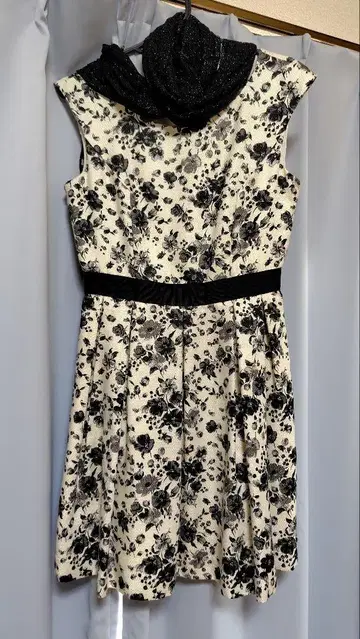 L'est Rose 슬리브리스 꽃무늬 원피스