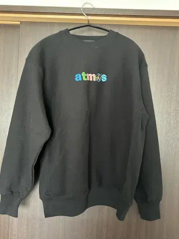 atmos 컬러풀 로고 맨투맨 블랙