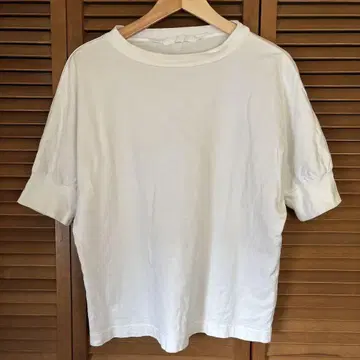 화이트 반팔 T셔츠 크루넥
