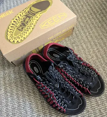 KEEN 샌들 UNEEK II OT 29cm 블랙/레드