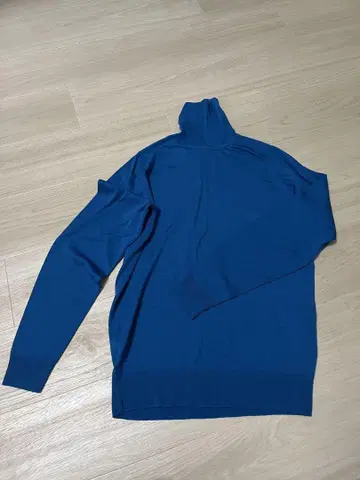 JOHN SMEDLEY 메리노울 터틀넥 스웨터