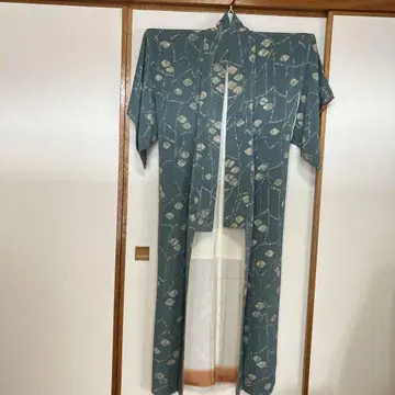 청록색 잎 무늬 코몬 기모노