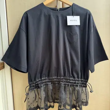 MUVEIL 블랙 하트 자수 프릴 티셔츠