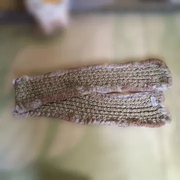 올리브 그린 퍼 머플러