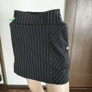 1회 사용 후 클리닝 완료된 세인트 앤드류스 블랙 스트라이프 스커트